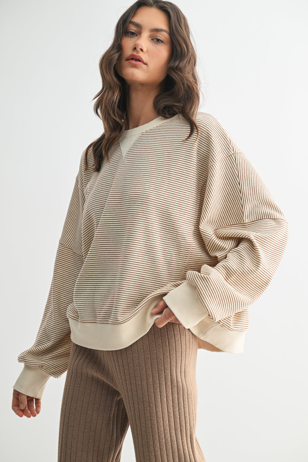 STRIPED CONTRAST KNIT PULLOVER: CAMEL/ECRU