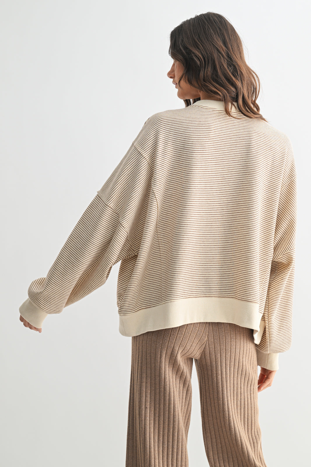 STRIPED CONTRAST KNIT PULLOVER: CAMEL/ECRU